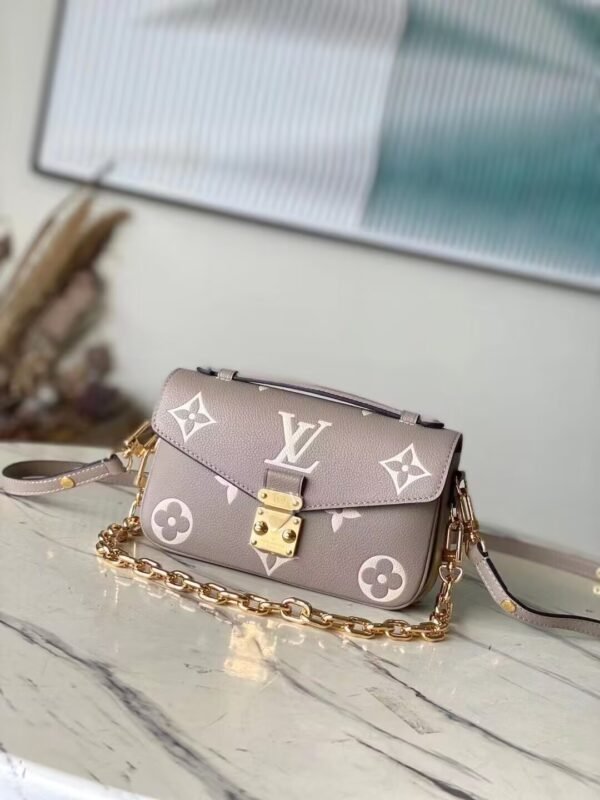 LOUIS VUITTON Pochette Métis East West M23081
