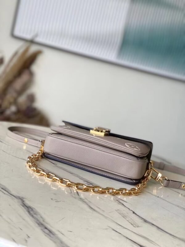 LOUIS VUITTON Pochette Métis East West M23081