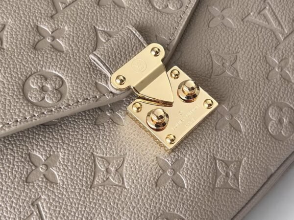 LOUIS VUITTON Pochette Métis M44881