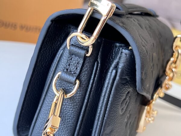 LOUIS VUITTON Pochette Metis East West M46595