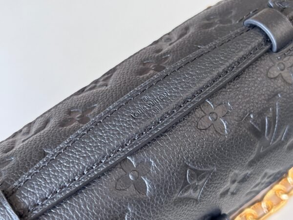 LOUIS VUITTON Pochette Metis East West M46595