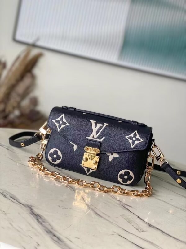 LOUIS VUITTON Pochette Métis East West M46596