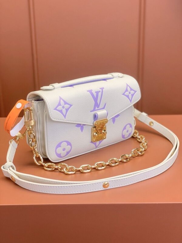 Louis Vuitton Pochette Métis East West M23940