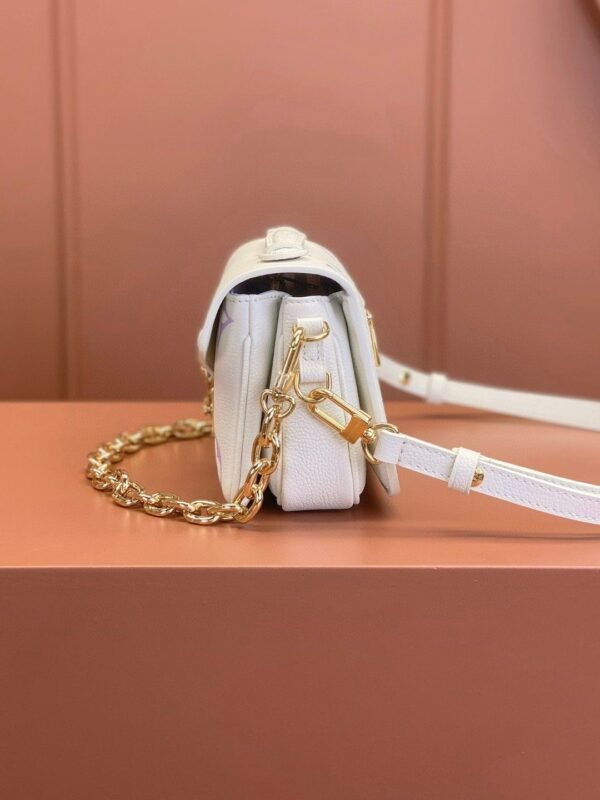 Louis Vuitton Pochette Métis East West M23940