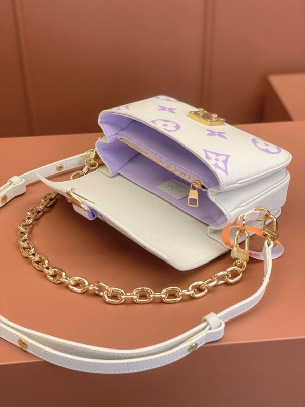 Louis Vuitton Pochette Métis East West M23940