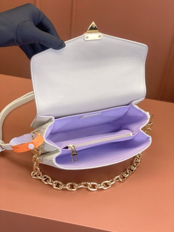 Louis Vuitton Pochette Métis East West M23940