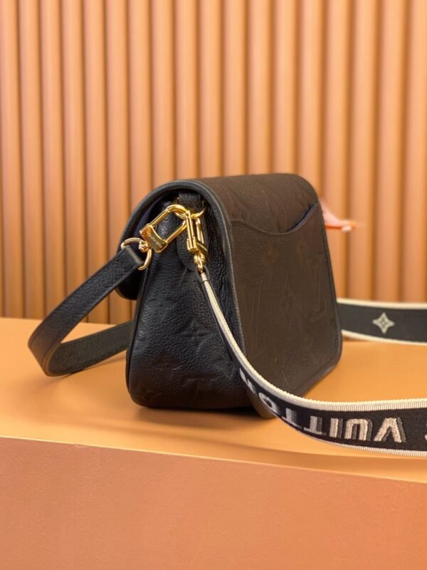 A Louis Vuitton Diane satchel M46386