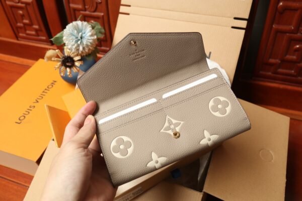 Sarah Wallet M81049