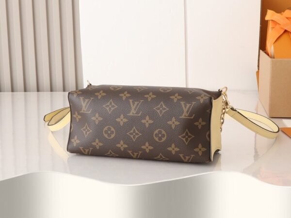 Louis Vuitton Bloom Pouch M11672