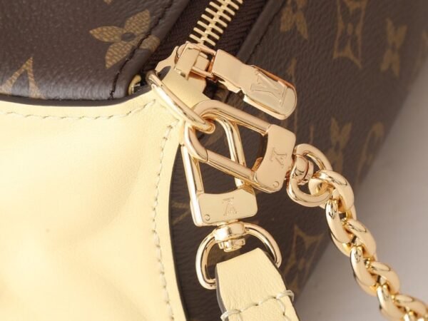 Louis Vuitton Bloom Pouch M11672