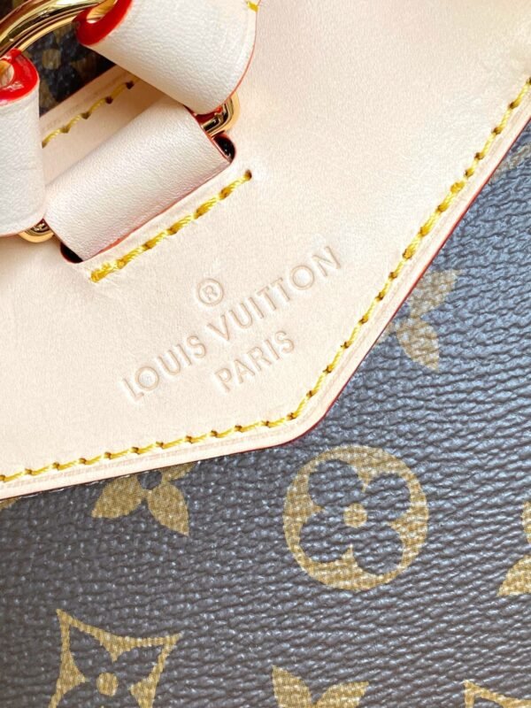 LOUIS VUITTON Montsouris MM M11197