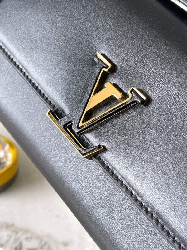 LV Wallet On Chain Capucines M12143