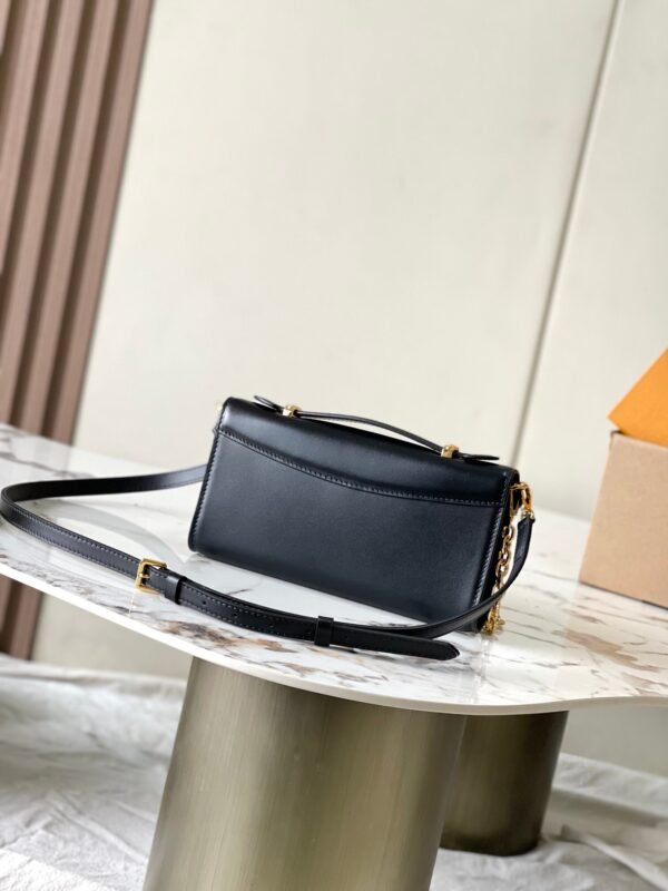 LV Wallet On Chain Capucines M12143