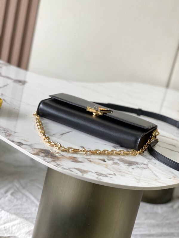 LV Wallet On Chain Capucines M12143