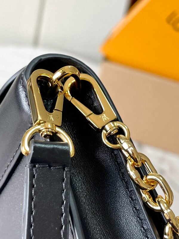 LV Wallet On Chain Capucines M12143