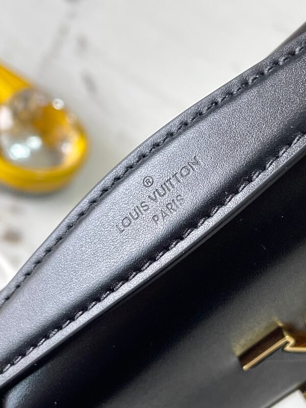 LV Wallet On Chain Capucines M12143