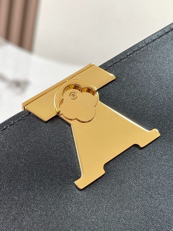 LV Wallet On Chain Capucines M12143