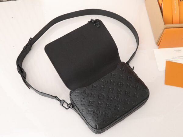 Louis Vuitton Steamer Messenger M23742