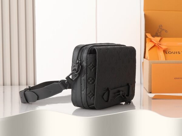 Louis Vuitton Steamer Messenger M23742