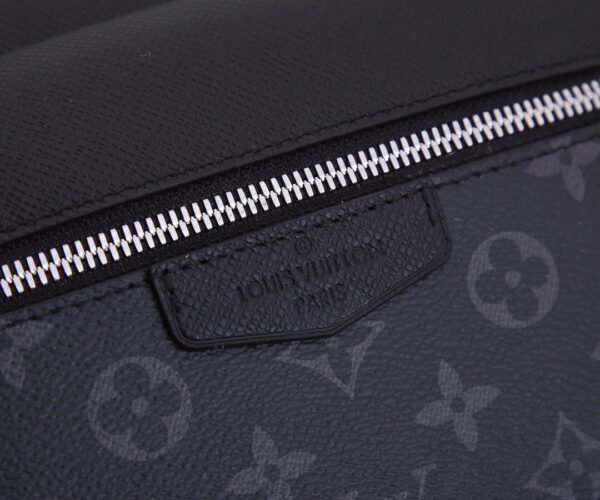LV Outdoor Messenger m30233