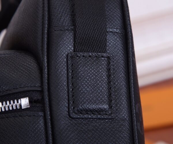 LV Outdoor Messenger m30233