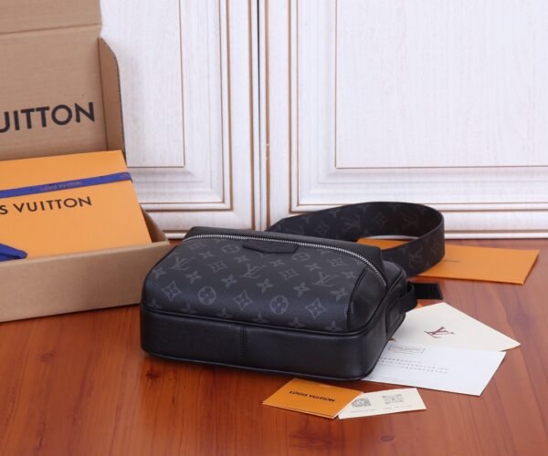 LV Outdoor Messenger m30233