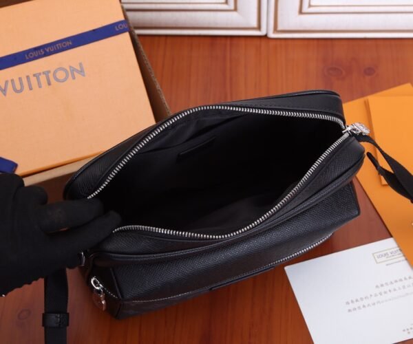 LV Outdoor Messenger m30233