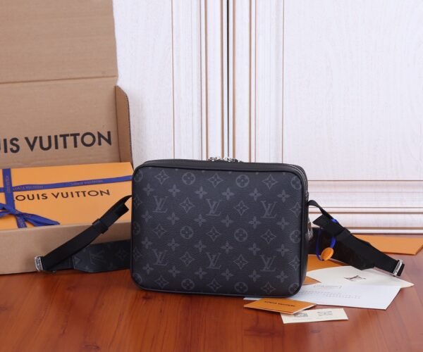 LV Outdoor Messenger m30233