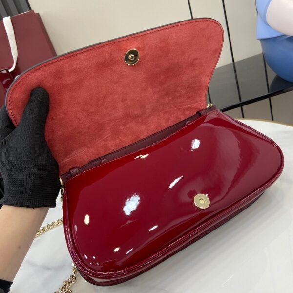 GUCCI BLONDIE series medium shoulder bag