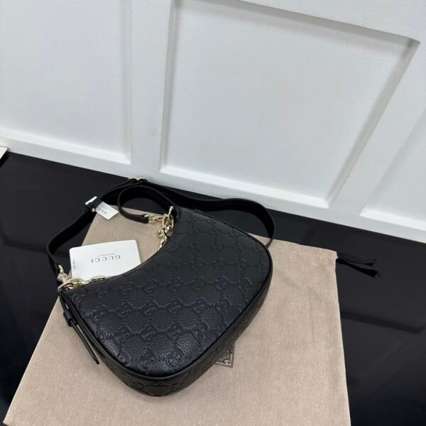 GG EMBLEM medium shoulder bag