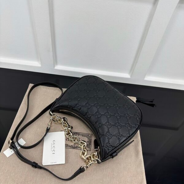 GG EMBLEM medium shoulder bag