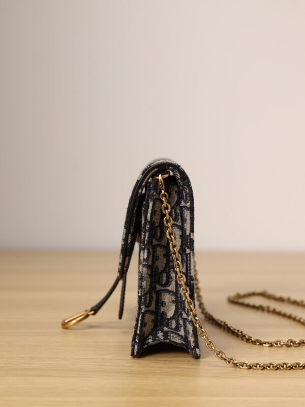 Medium Saddle Pouch with Chain