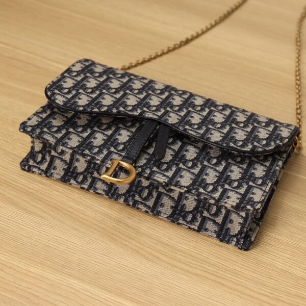 Medium Saddle Pouch with Chain