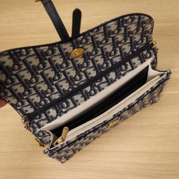 Medium Saddle Pouch with Chain