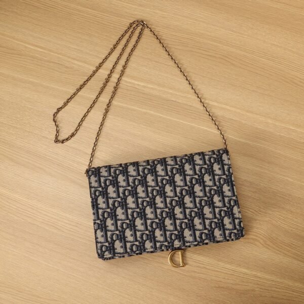 Medium Saddle Pouch with Chain