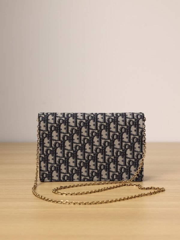 Medium Saddle Pouch with Chain