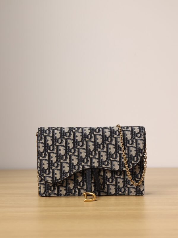 Medium Saddle Pouch with Chain