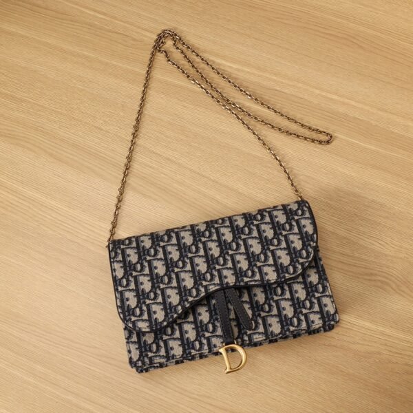 Medium Saddle Pouch with Chain