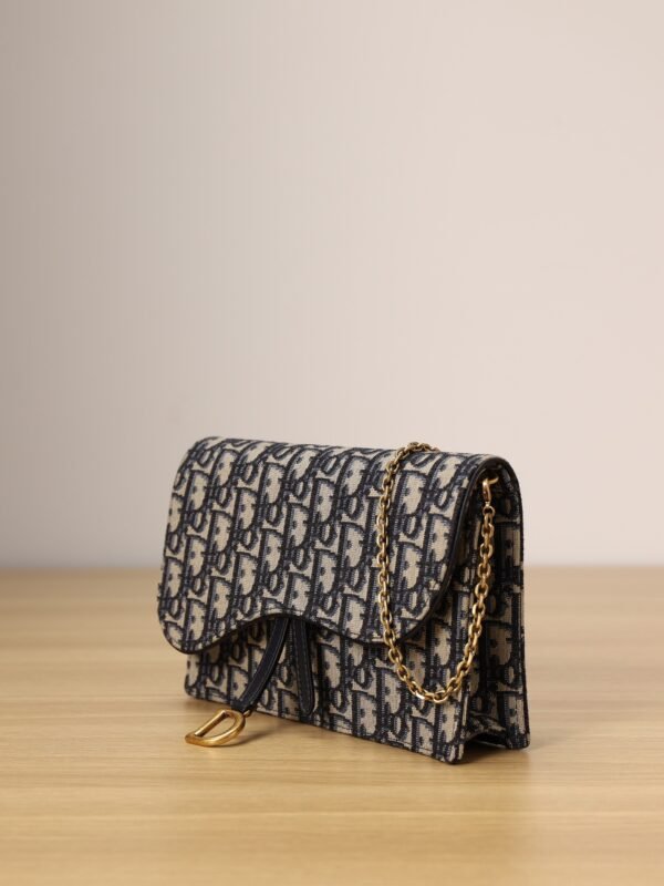 Medium Saddle Pouch with Chain