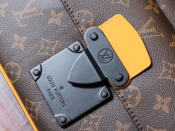 Louis Vuitton Messenger S lock Monogram M46688