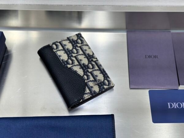 Saddle Vertical Bifold Card Holder