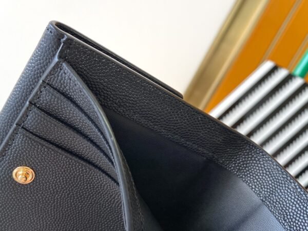 UPTOWN COMPACT WALLET IN GRAIN DE POUDRE LEATHER