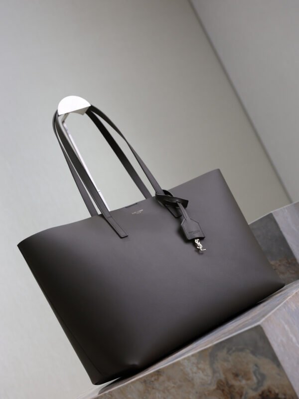 SHOPPING SAINT LAURENT IN LEATHER