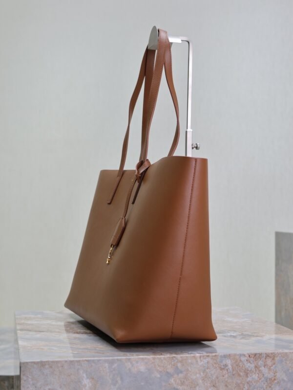 SHOPPING SAINT LAURENT IN LEATHER