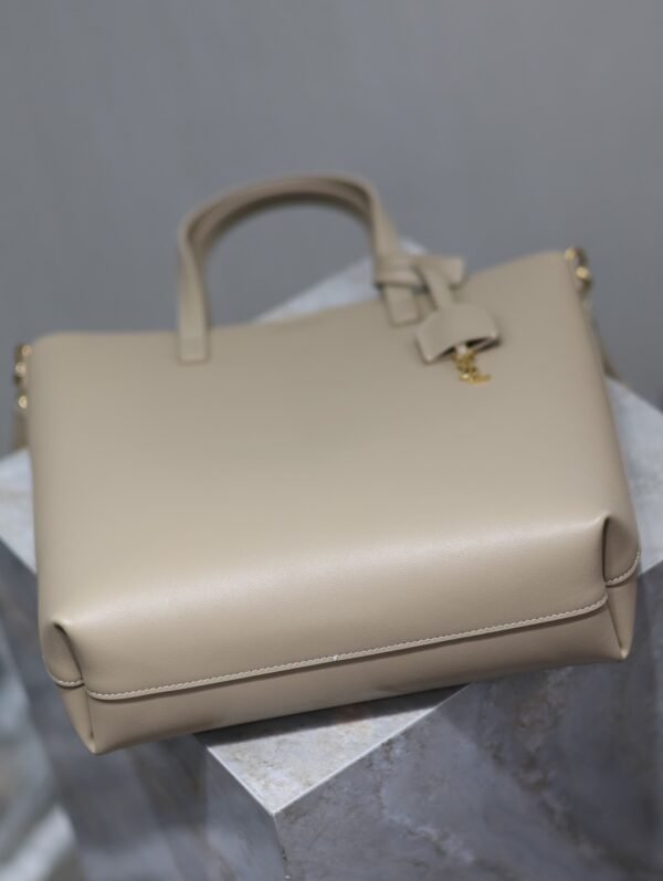SHOPPING SAINT LAURENT TOY IN LEATHER