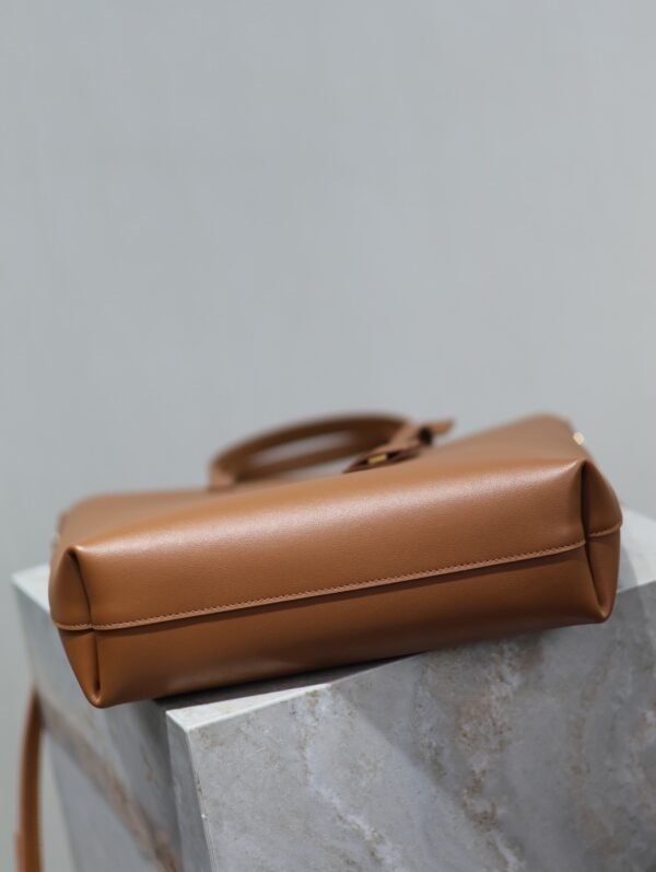 SHOPPING SAINT LAURENT TOY IN LEATHER