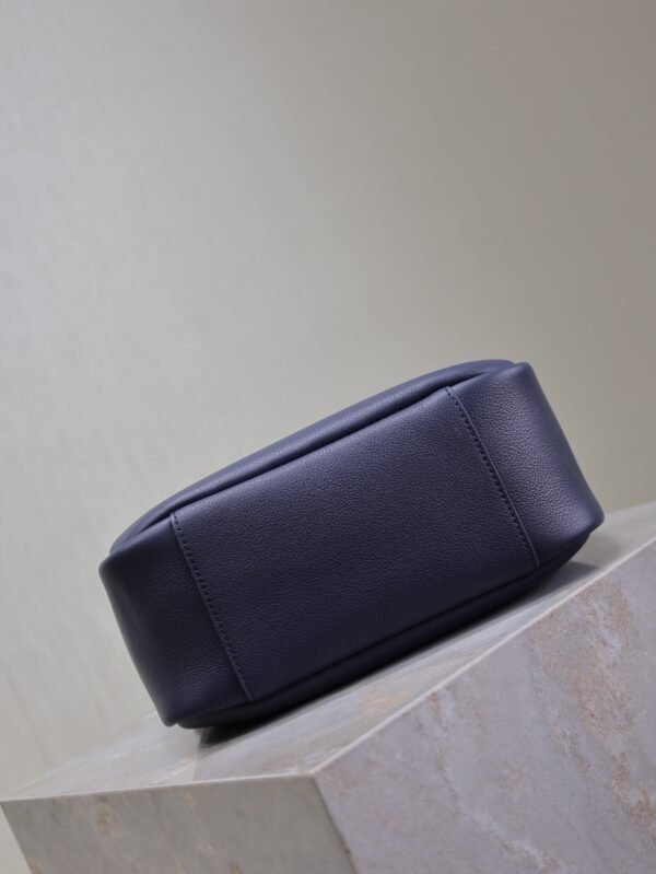 LE 5 À 7 SUPPLE SMALL IN GRAINED LEATHER