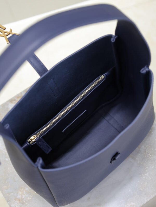 LE 5 À 7 SUPPLE SMALL IN GRAINED LEATHER