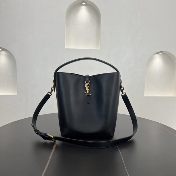 LE 37 IN SHINY LEATHER