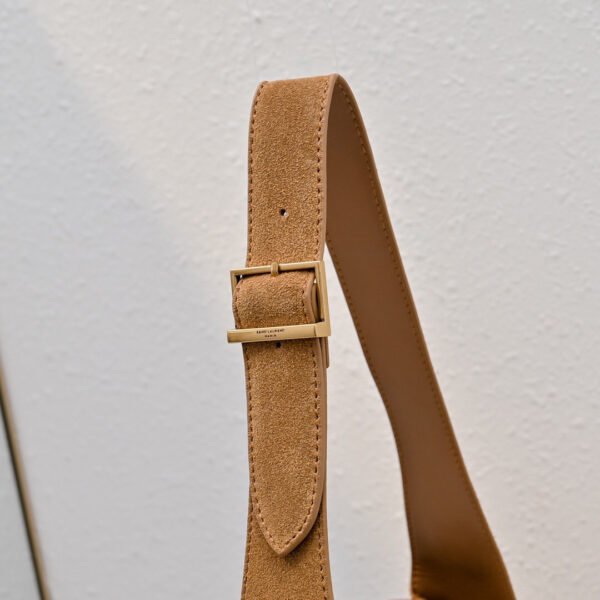 LE 5 À 7 SUPPLE LARGE IN SUEDE
